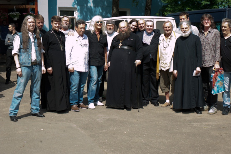 Общее фото группы Омега и православных на территории храма сошествия Святого Духа
